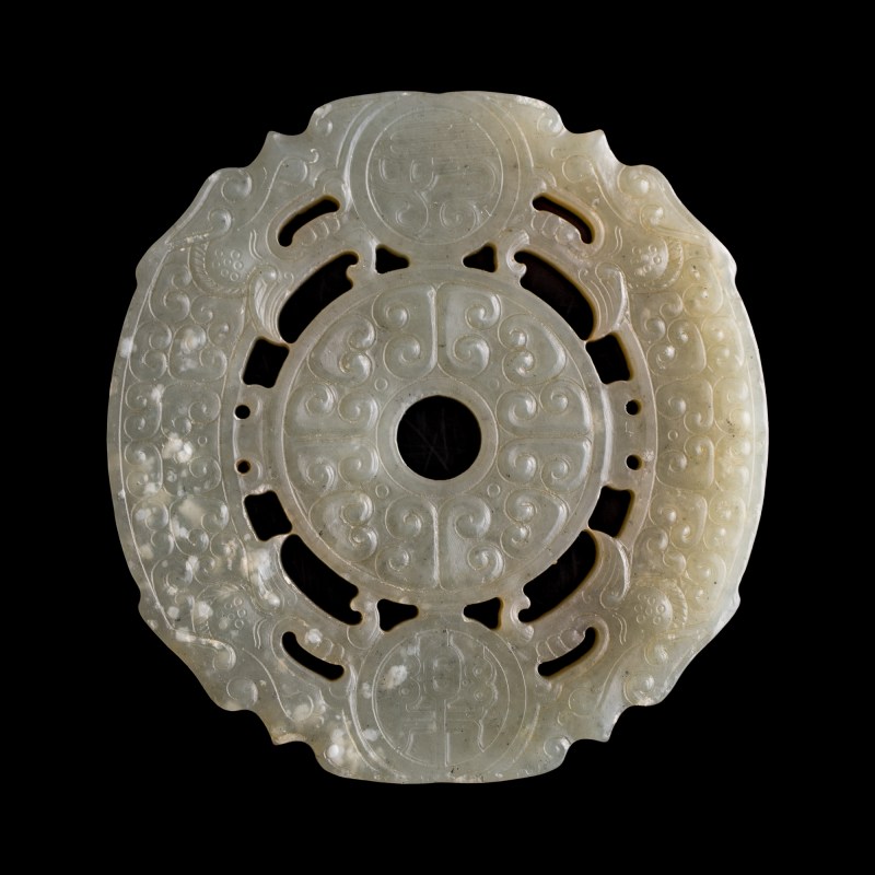十八世紀 玉雕螭龍紋雙璜璧 | A Chinese carved jade double-huang bi disc with 'chilong', 18th century - 图2