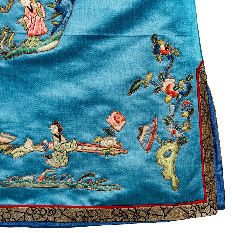 十九世紀晚 湖藍緞地粵綉庭院人物女褂 | A Chinese pale blue satin Canton-embroidered figural woman's jacket, late 19th century - 图7