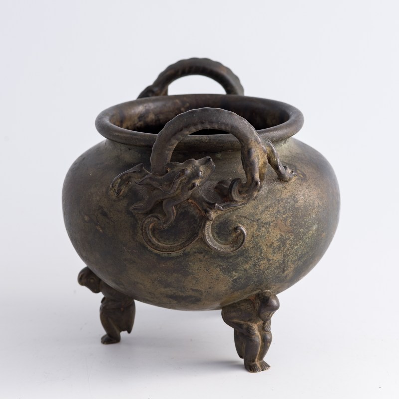 十九世紀早 銅三足螭龍耳爐 | A Chinese bronze tripod censer with 'chilong' handles, early 19th century - 图2