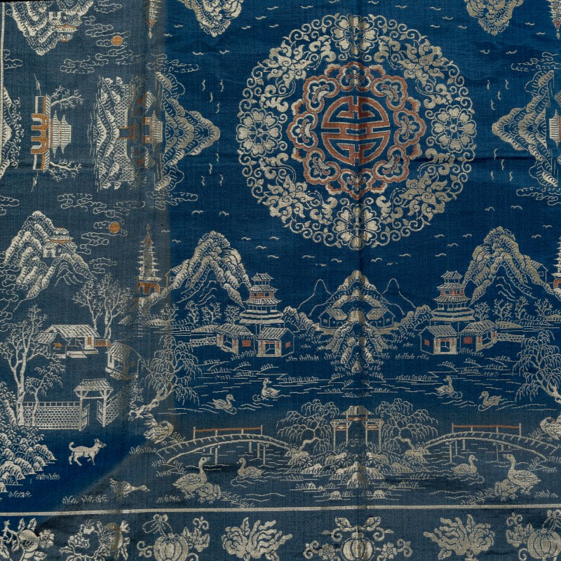 十九世紀 藏青地織錦山水樓閣桌面 | A Chinese dark blue brocade landscape table cover, 19th century - 图2