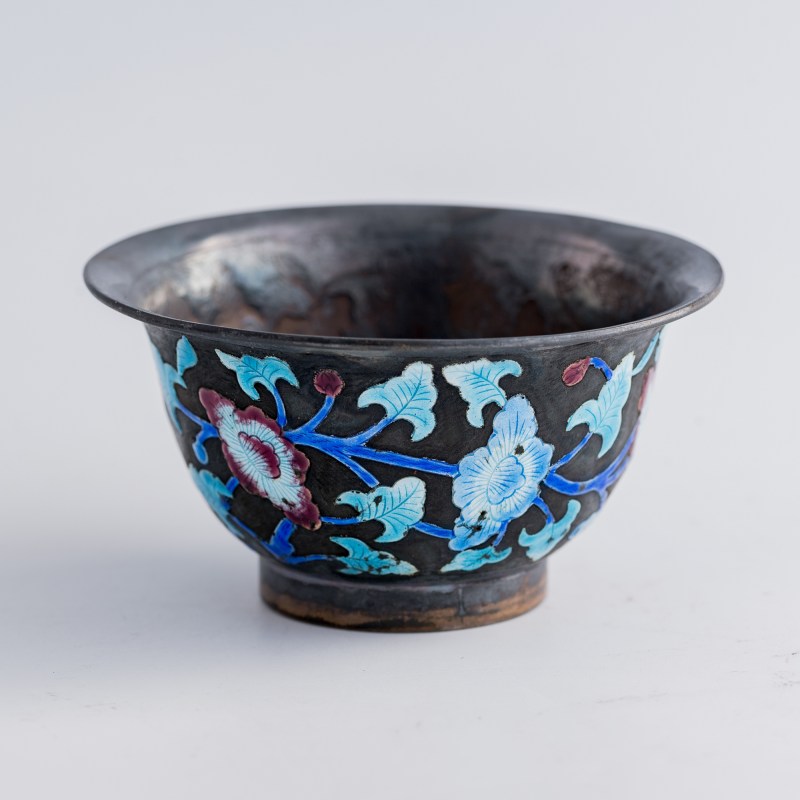十九世紀 銀燒藍纏枝花卉杯一對（附硬木座） | Two Chinese silver enamel floral cups, 19th century - 图8