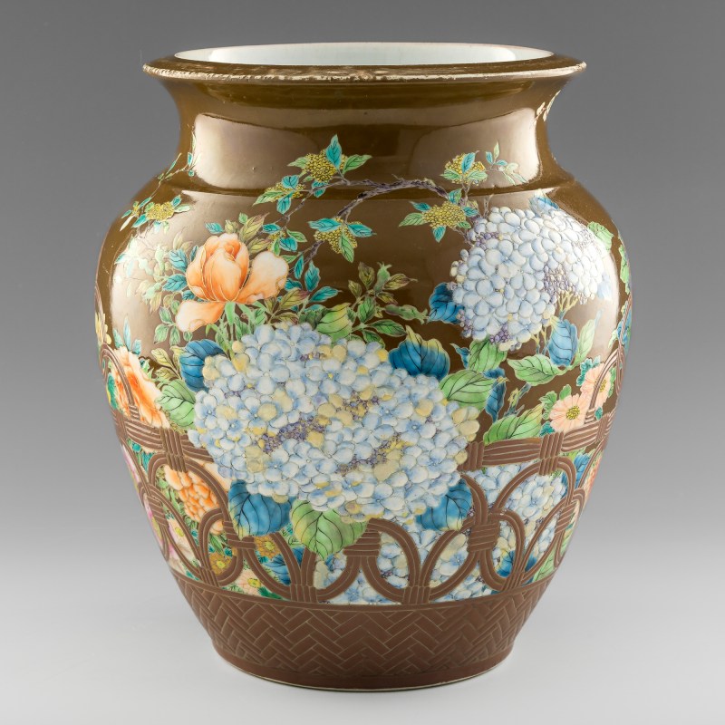十九世紀 褐地粉彩花卉魚簍尊 | A Chinese brown-ground famille rose enameled vase, 19th century - 图12
