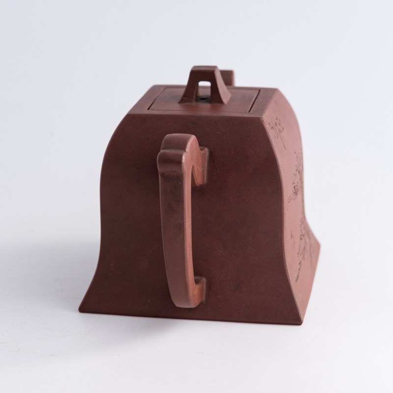 民國 雲石刻、安吉款紫砂鐘形方壺 | A Chinese Yixing zisha bell-form teapot, carved by Yunshi, Republic period - 图2