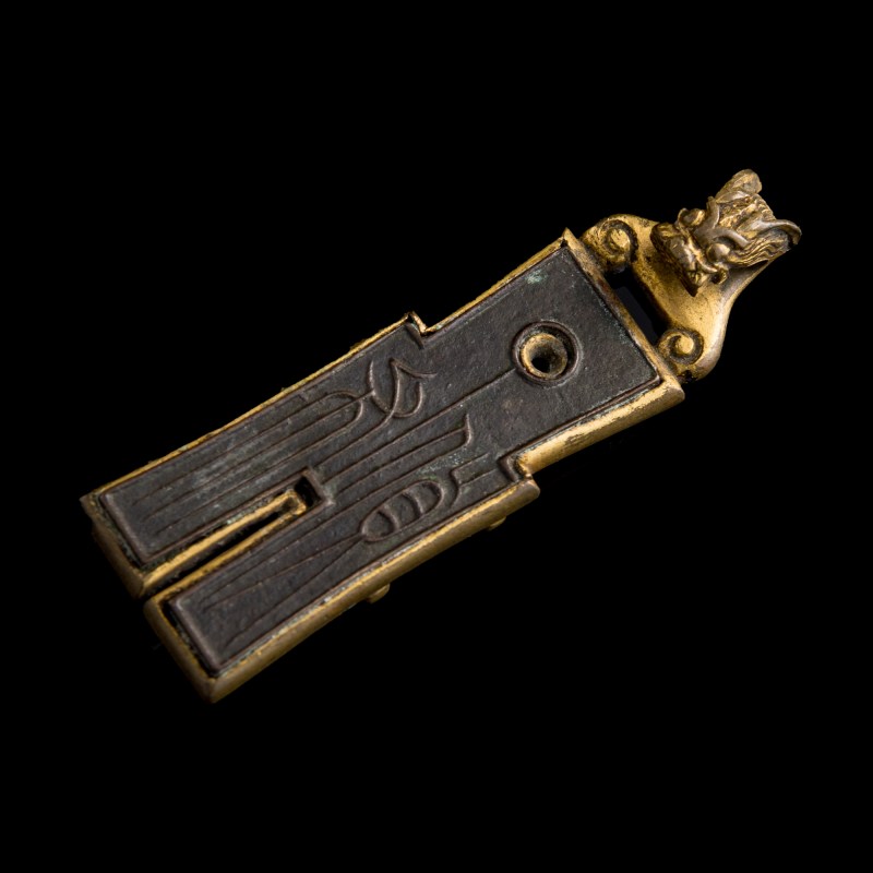 十八世紀 銅鎏金嵌古幣帶扣 | A Chinese gilt-copper belt buckle inset with an ancient coin, 18th century - 图2