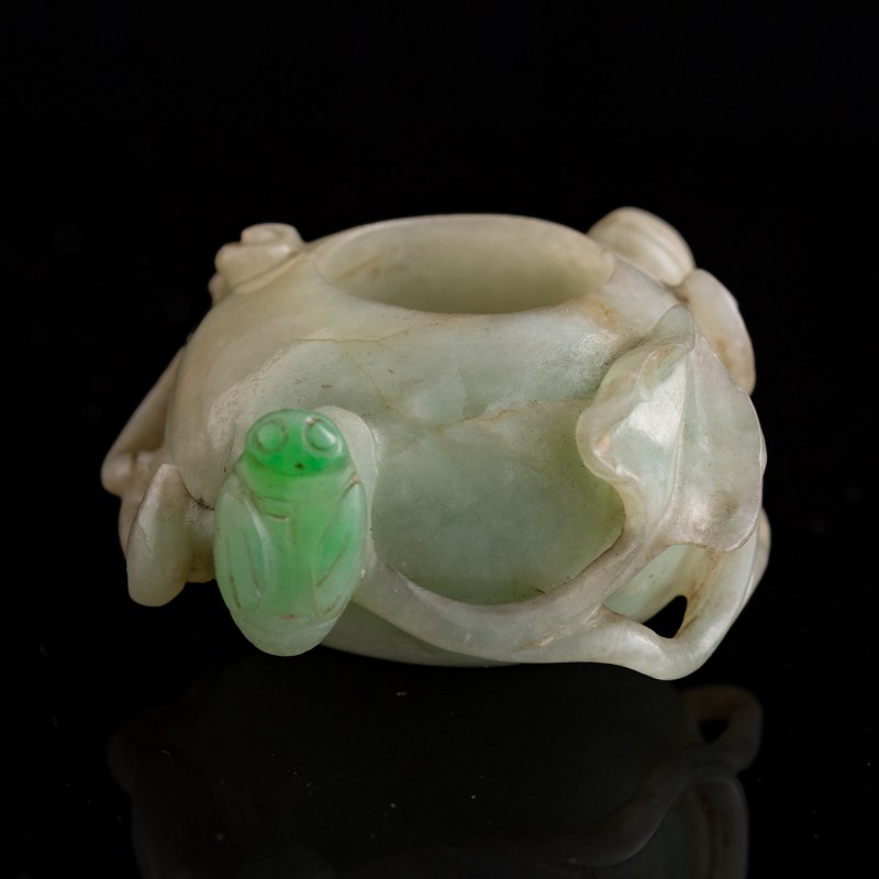 十九世紀 翡翠水盂及白玉荷花擺件（附座） | A Chinese jadeite water coupe and a white jade lotus carving, 19th century - 图6