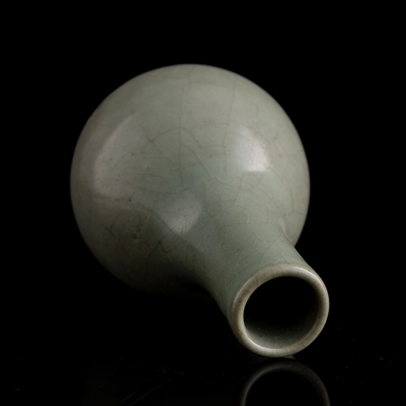 十七/十八世紀 仿官釉膽瓶（附原配硬木座） | A Chinese Guan-type-glazed danping vase, 17th/18th century - 图6