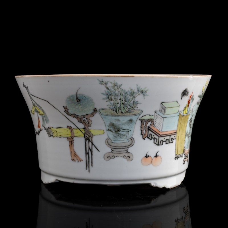 十九世紀晚 淺絳彩博古圖花盆 | A Chinese Qianjiang-enameled 'hundred antiques' jardiniere, late 19th century - 图5