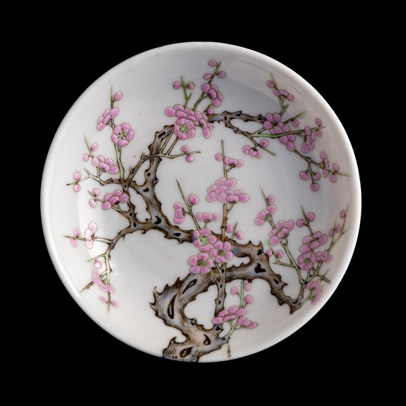 十九世紀早 松柏居制粉彩梅花碟一對 | A pair of Chinese famille rose 'plum blossom' dishes, early 19th century - 图6