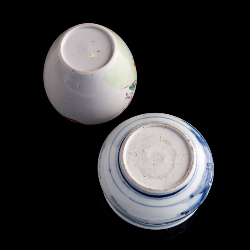 十八世紀 粉彩人物罐及青花山水爐（附木座木蓋） | A Chinese famille rose 'figural' jar and a blue and white 'landscape' censer, 18th century - 图9