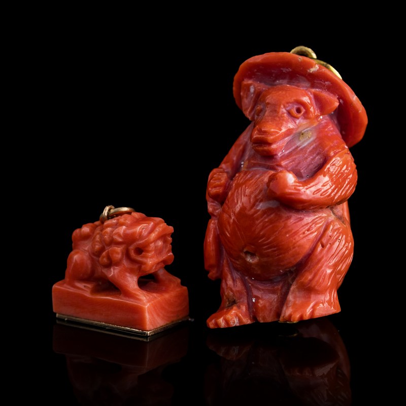 十九世紀 珊瑚挂件及印章 | A Chinese coral pendant and seal, 19th century - 图1