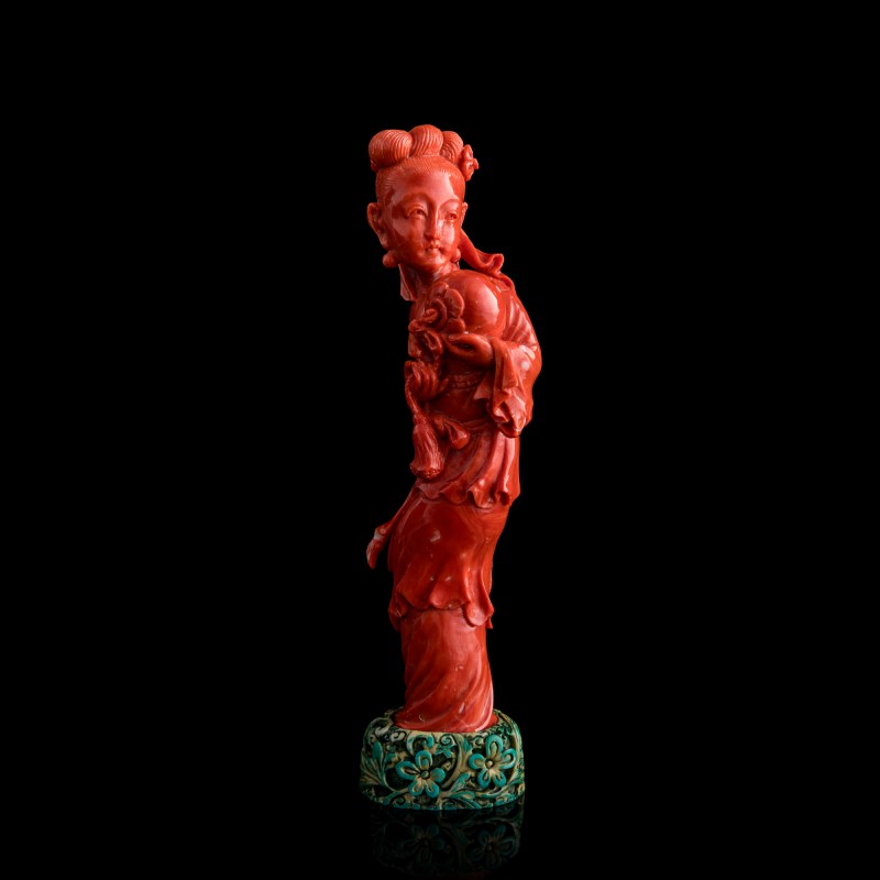 十九世紀 珊瑚雕麻姑獻壽（附座） | A Chinese carved coral figure of Magu carrying a longevity peach, 19th century - 图1