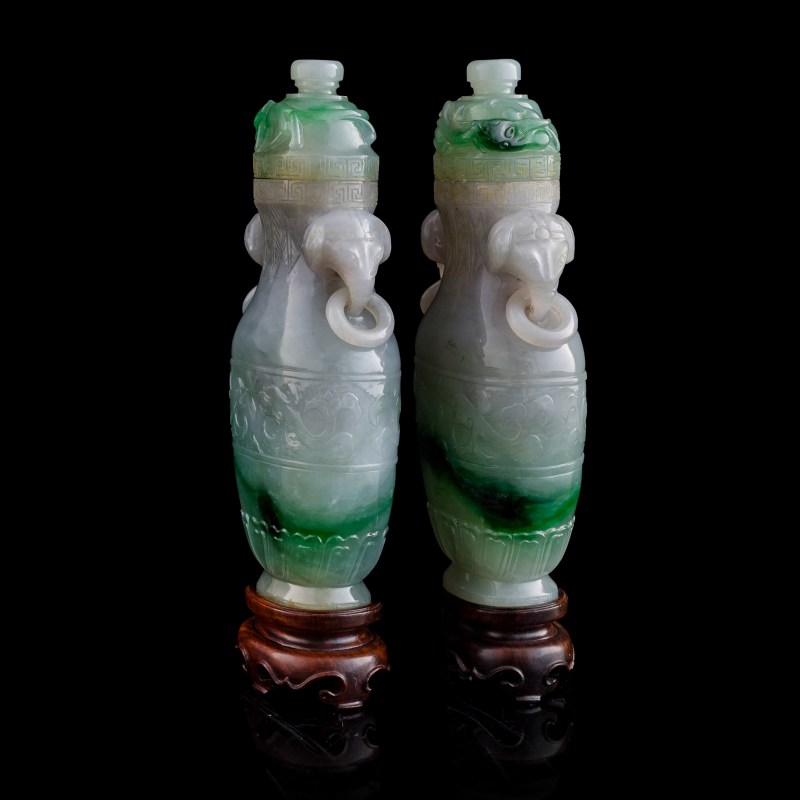 清代 翡翠環耳蓋瓶一對（附原配老錦盒及硬木座） | A pair of Chinese jadeite covered vases, Qing dynasty - 图2