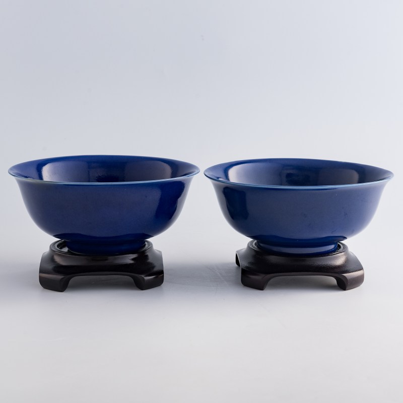 清光緒 祭藍釉碗一對（附硬木座及錦盒） | A pair of Chinese sacrificial-blue-glazed bowls, Guangxu period, Qing dynasty - 图5