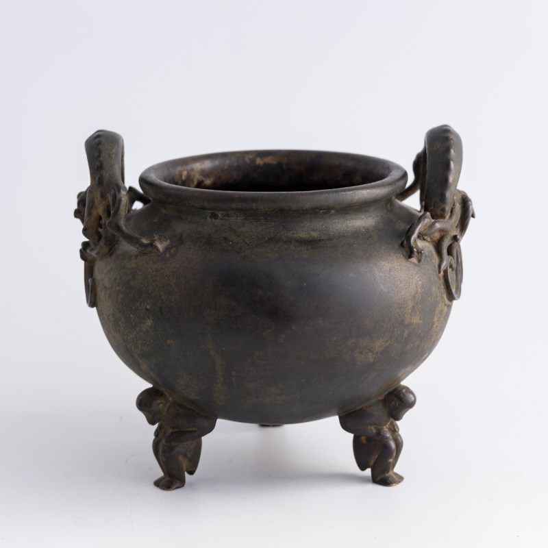 十九世紀早 銅三足螭龍耳爐 | A Chinese bronze tripod censer with 'chilong' handles, early 19th century - 图3