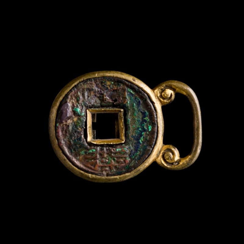 十八世紀 銅鎏金嵌古幣帶扣 | A Chinese gilt-copper belt buckle inset with an ancient coin, 18th century - 图3