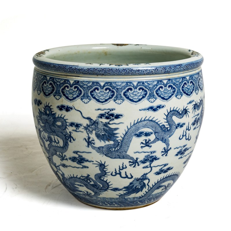 十九世紀 青花雲龍紋缸一對 | A pair of Chinese blue and white 'cloud and dragon' jardinieres, 19th century - 图9
