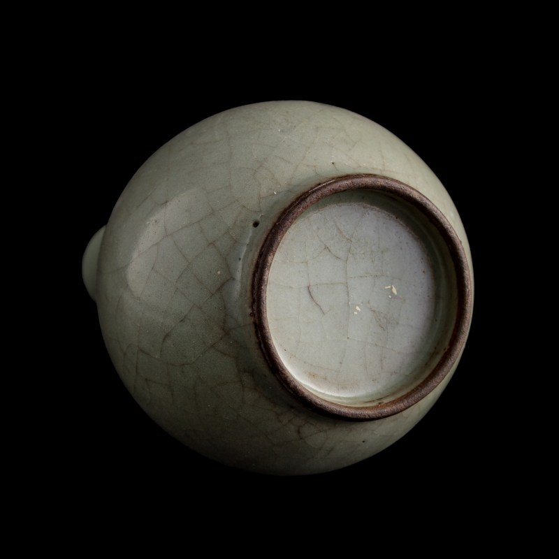 十七/十八世紀 仿官釉膽瓶（附原配硬木座） | A Chinese Guan-type-glazed danping vase, 17th/18th century - 图7