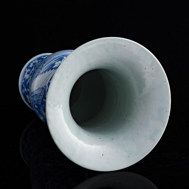 十九世紀早 青花留白纏枝花卉花觚 | A Chinese blue and white floral gu vase, early 19th century - 图6