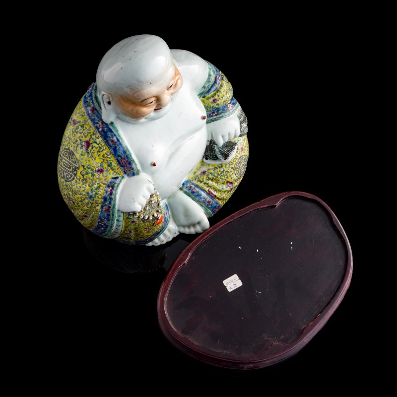 民國 朱茂記造粉彩彌勒佛（附木座） | A Chinese famille rose figure of Maitreya, Republic period - 图5