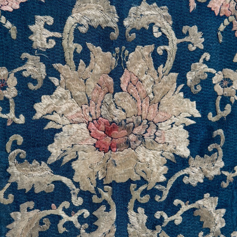 十九世紀 藏青緞地刺綉團花纏枝牡丹鏡框 | A Chinese framed dark blue satin embroidered floral roundel, 19th century - 图3