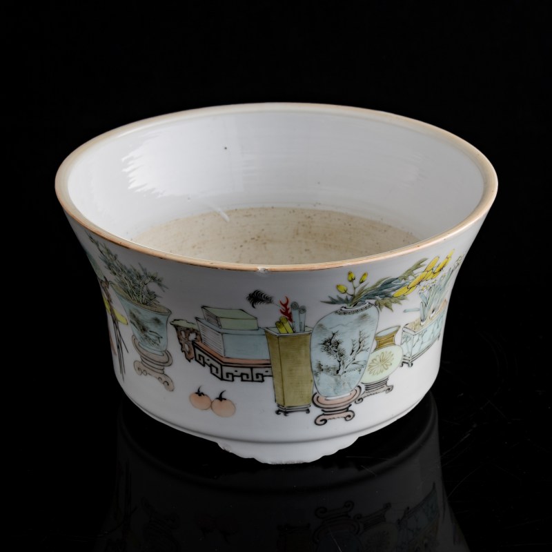 十九世紀晚 淺絳彩博古圖花盆 | A Chinese Qianjiang-enameled 'hundred antiques' jardiniere, late 19th century - 图6