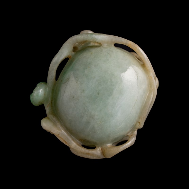 十九世紀 翡翠水盂及白玉荷花擺件（附座） | A Chinese jadeite water coupe and a white jade lotus carving, 19th century - 图7
