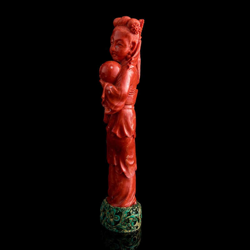 十九世紀 珊瑚雕麻姑獻壽（附座） | A Chinese carved coral figure of Magu carrying a longevity peach, 19th century - 图2