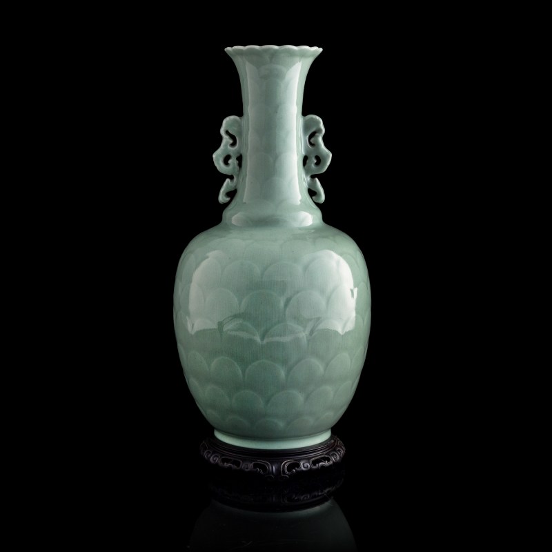 清乾隆 青釉蓮瓣大瓶（附硬木座） | A Chinese celadon-glazed 'lotus-petal' vase, Qianlong period, Qing dynasty - 图1