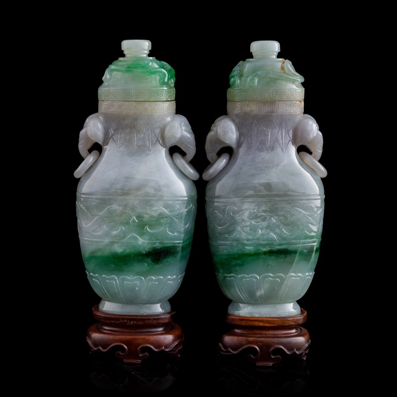 清代 翡翠環耳蓋瓶一對（附原配老錦盒及硬木座） | A pair of Chinese jadeite covered vases, Qing dynasty - 图3