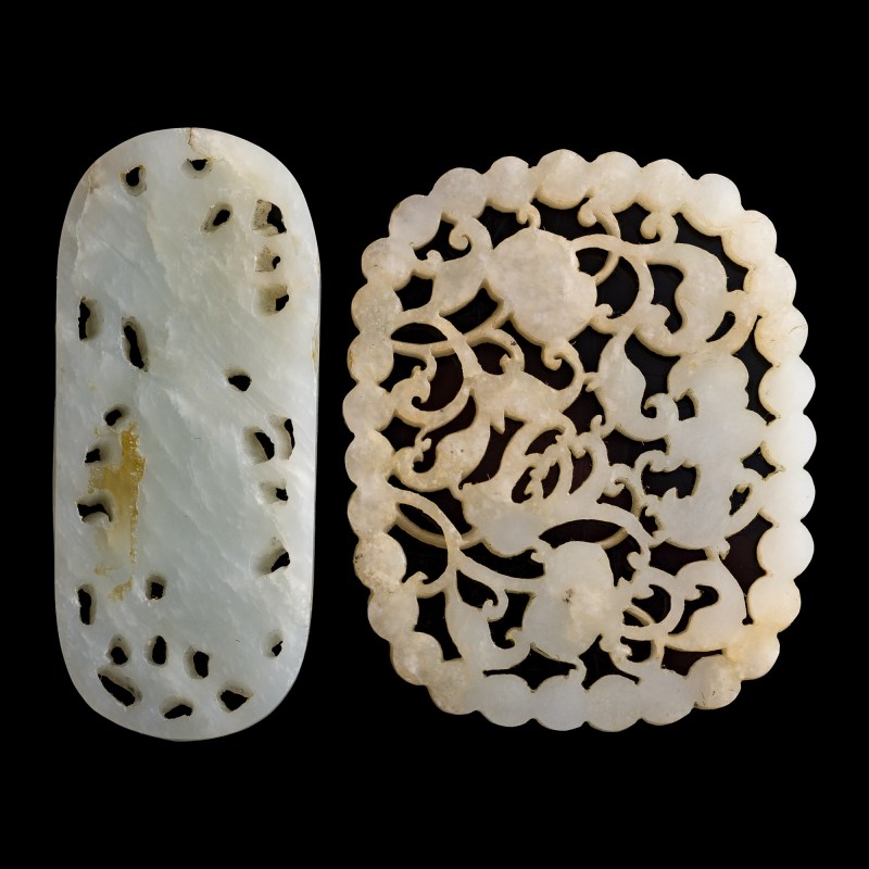 十八/十九世紀 白玉鏤雕瓦頭及福壽紋佩 | A Chinese white jade plaque and a 'fu shou' pendant, 18th/19th century - 图2