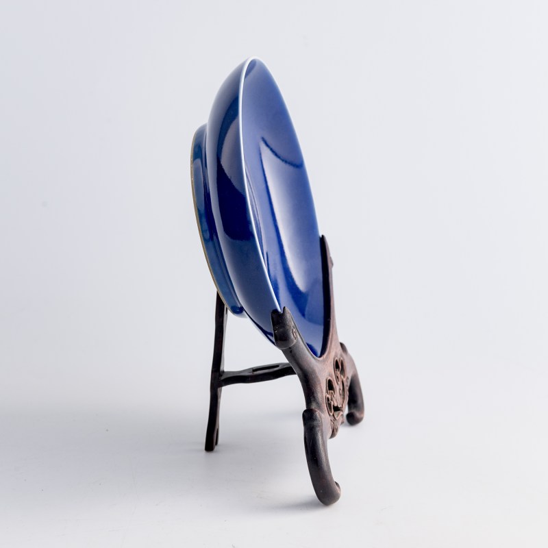 清乾隆 霽藍釉盤（附木座） | A Chinese sacrificial-blue glazed dish, Qianlong period, Qing dynasty - 图3