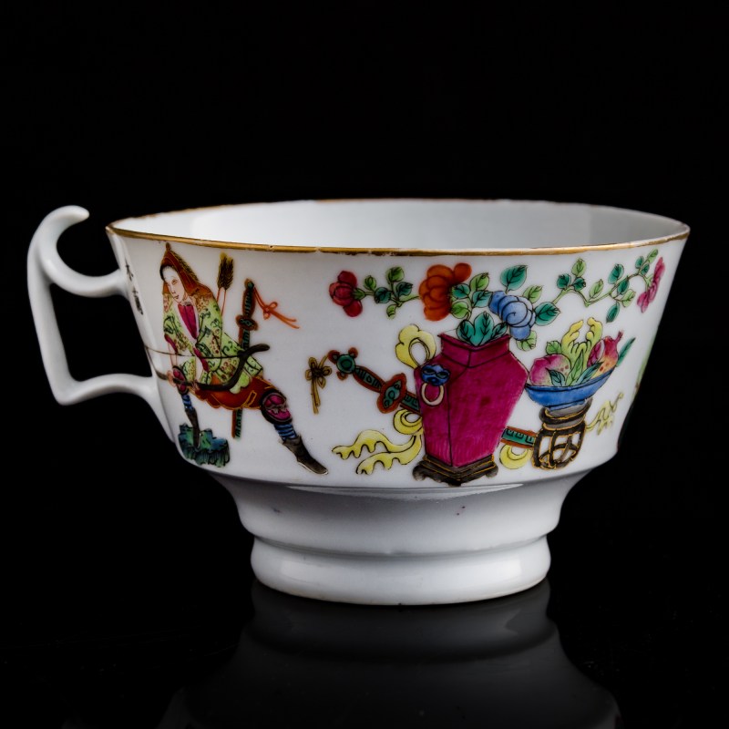 十九世紀早 粉彩人物把杯及蓋碗 | A Chinese famille rose figural handled cup and covered bowl, early 19th century - 图6