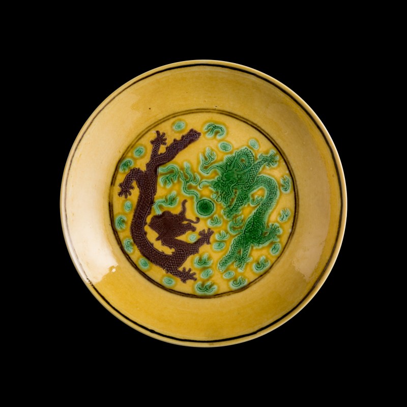 清光緒 黃地三彩龍紋盤（附錦盒） | A Chinese yellow-ground sancai 'dragon' dish, Guangxu period, Qing dynasty