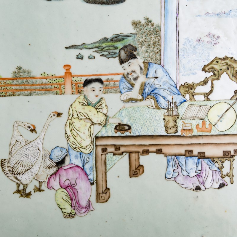 民國 木紋釉開窗粉彩羲之愛鵝瓷板插屏 | A Chinese wood-grain-glazed and famille rose porcelain plaque table screen, Republic period - 图11