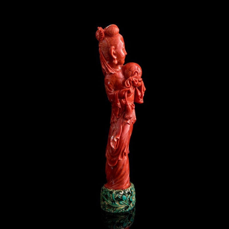 十九世紀 珊瑚雕麻姑獻壽（附座） | A Chinese carved coral figure of Magu carrying a longevity peach, 19th century - 图4