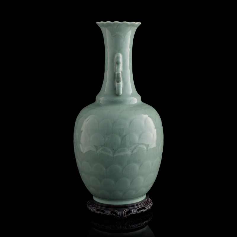 清乾隆 青釉蓮瓣大瓶（附硬木座） | A Chinese celadon-glazed 'lotus-petal' vase, Qianlong period, Qing dynasty - 图2