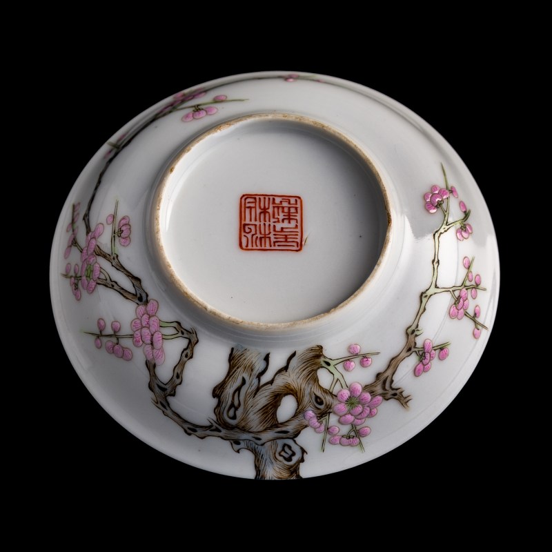 十九世紀早 松柏居制粉彩梅花碟一對 | A pair of Chinese famille rose 'plum blossom' dishes, early 19th century - 图7