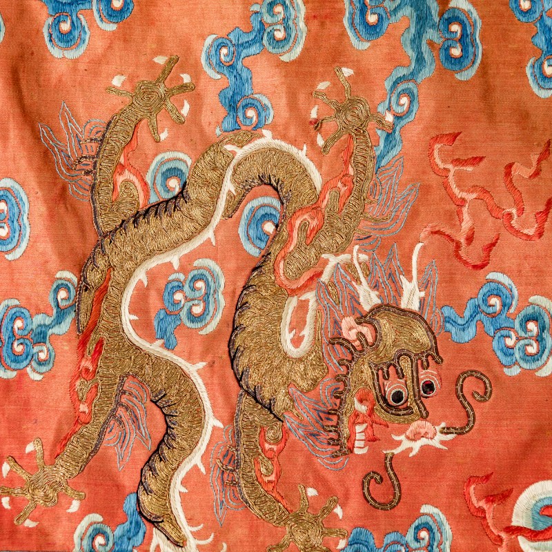 十九世紀早 刺綉盤金龍紋綉片 | A Chinese couched-gold embroidered dragon panel, early 19th century - 图6