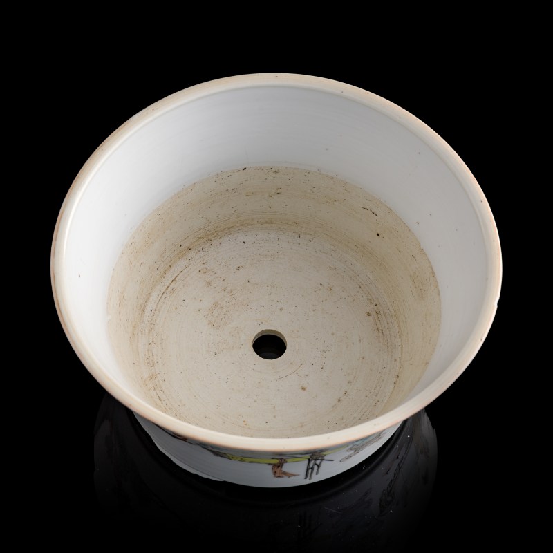 十九世紀晚 淺絳彩博古圖花盆 | A Chinese Qianjiang-enameled 'hundred antiques' jardiniere, late 19th century - 图7