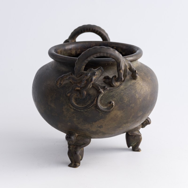 十九世紀早 銅三足螭龍耳爐 | A Chinese bronze tripod censer with 'chilong' handles, early 19th century - 图4