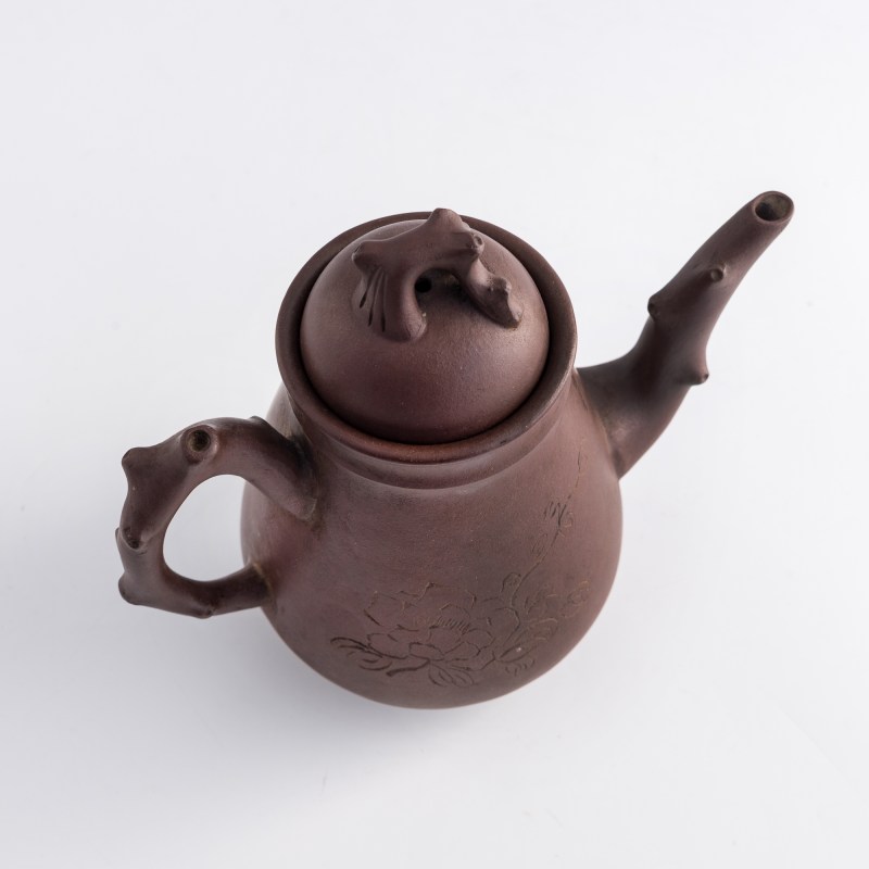 清代/民國 雲石刻、蓮生及彭年款紫砂刻花卉詩文壺 | A Chinese Yixing zisha 'floral' and 'inscription' teapot, Qing dynasty/Republic period - 图6
