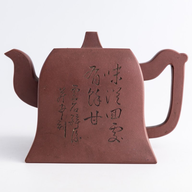 民國 雲石刻、安吉款紫砂鐘形方壺 | A Chinese Yixing zisha bell-form teapot, carved by Yunshi, Republic period - 图3