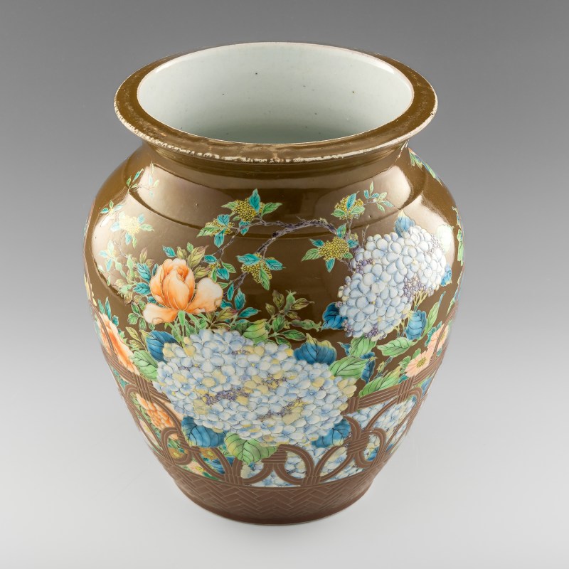 十九世紀 褐地粉彩花卉魚簍尊 | A Chinese brown-ground famille rose enameled vase, 19th century - 图13