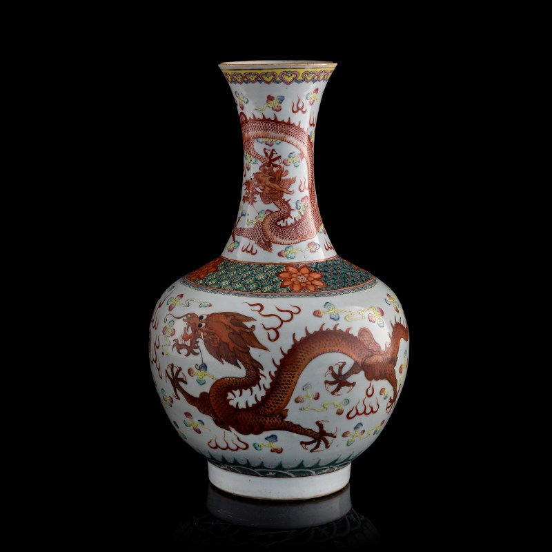 十九世紀晚 粉彩龍紋賞瓶 | A Chinese famille rose dragon vase, Late 19th century