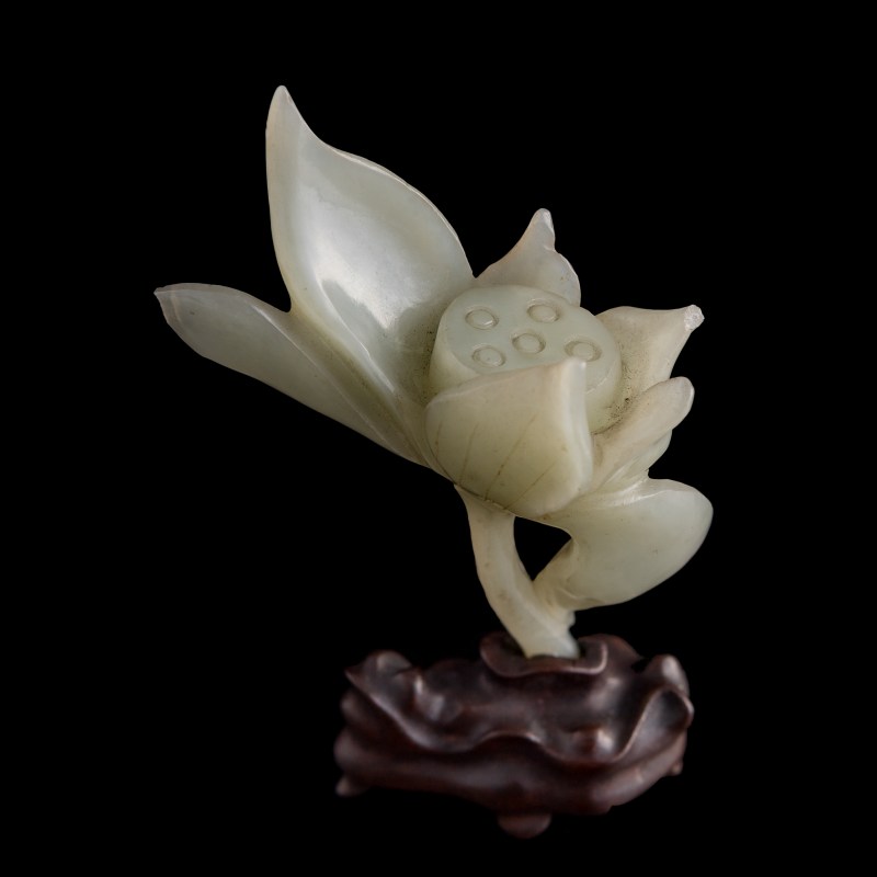 十九世紀 翡翠水盂及白玉荷花擺件（附座） | A Chinese jadeite water coupe and a white jade lotus carving, 19th century - 图8