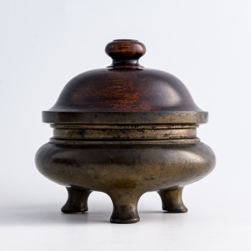十八世紀 銅鬲式爐（附硬木蓋） | A Chinese bronze li-form censer, 18th century