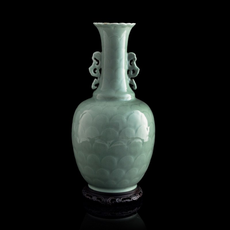 清乾隆 青釉蓮瓣大瓶（附硬木座） | A Chinese celadon-glazed 'lotus-petal' vase, Qianlong period, Qing dynasty - 图3