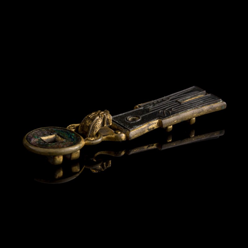 十八世紀 銅鎏金嵌古幣帶扣 | A Chinese gilt-copper belt buckle inset with an ancient coin, 18th century - 图6