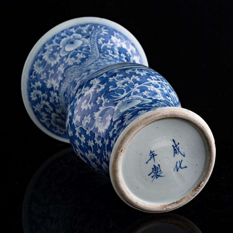十九世紀早 青花留白纏枝花卉花觚 | A Chinese blue and white floral gu vase, early 19th century - 图7
