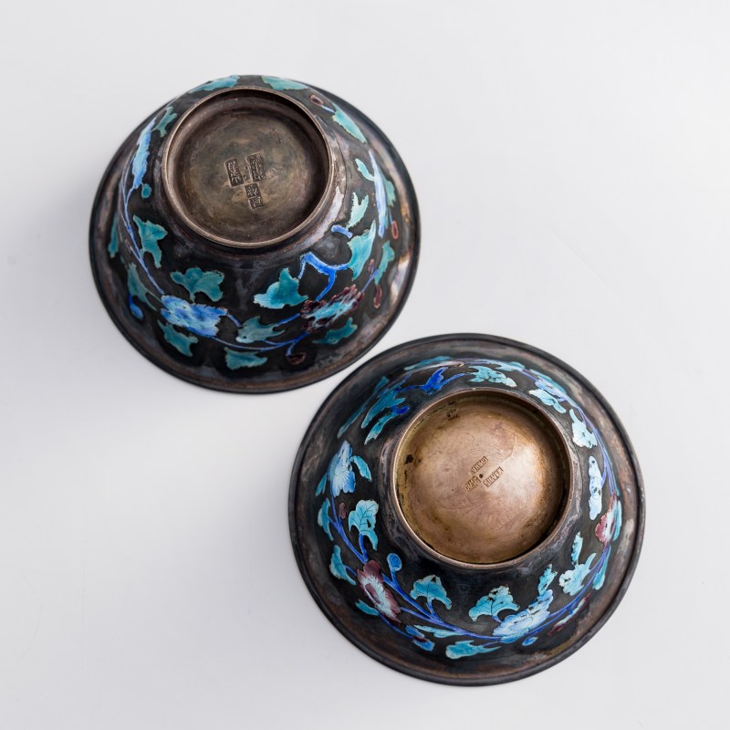 十九世紀 銀燒藍纏枝花卉杯一對（附硬木座） | Two Chinese silver enamel floral cups, 19th century - 图10